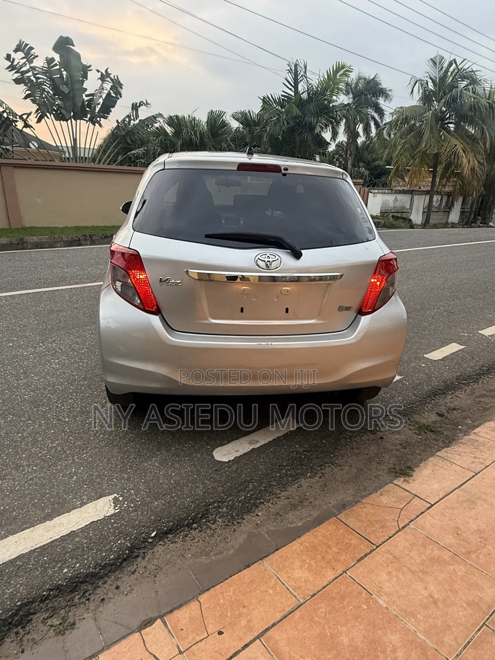 Toyota Vitz 1.3 FWD 5dr 2013 Silver