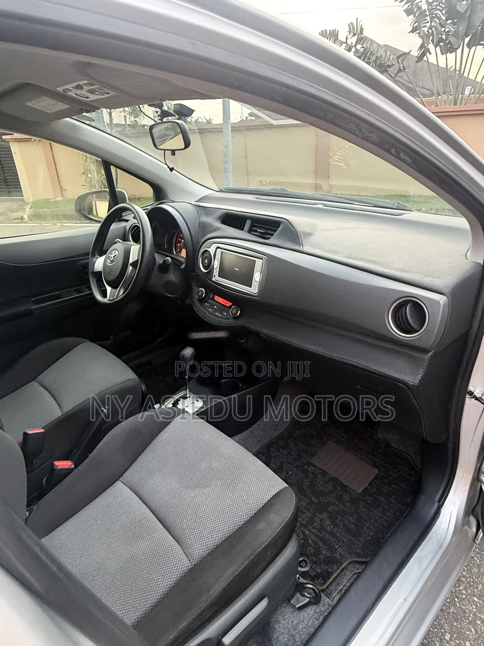 Toyota Vitz 1.3 FWD 5dr 2013 Silver