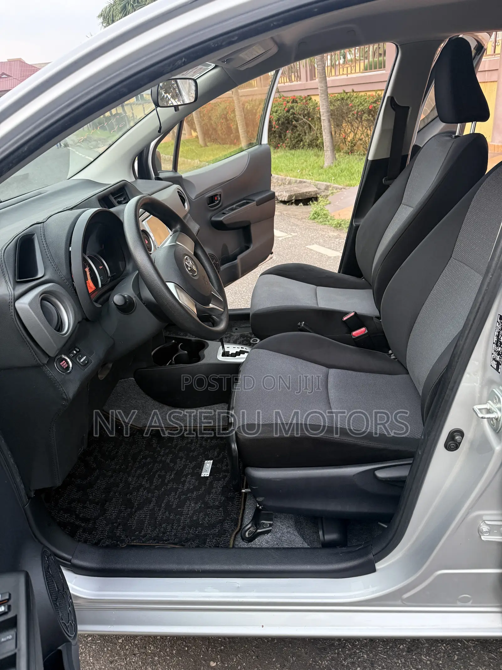 Toyota Vitz 1.3 FWD 5dr 2013 Silver
