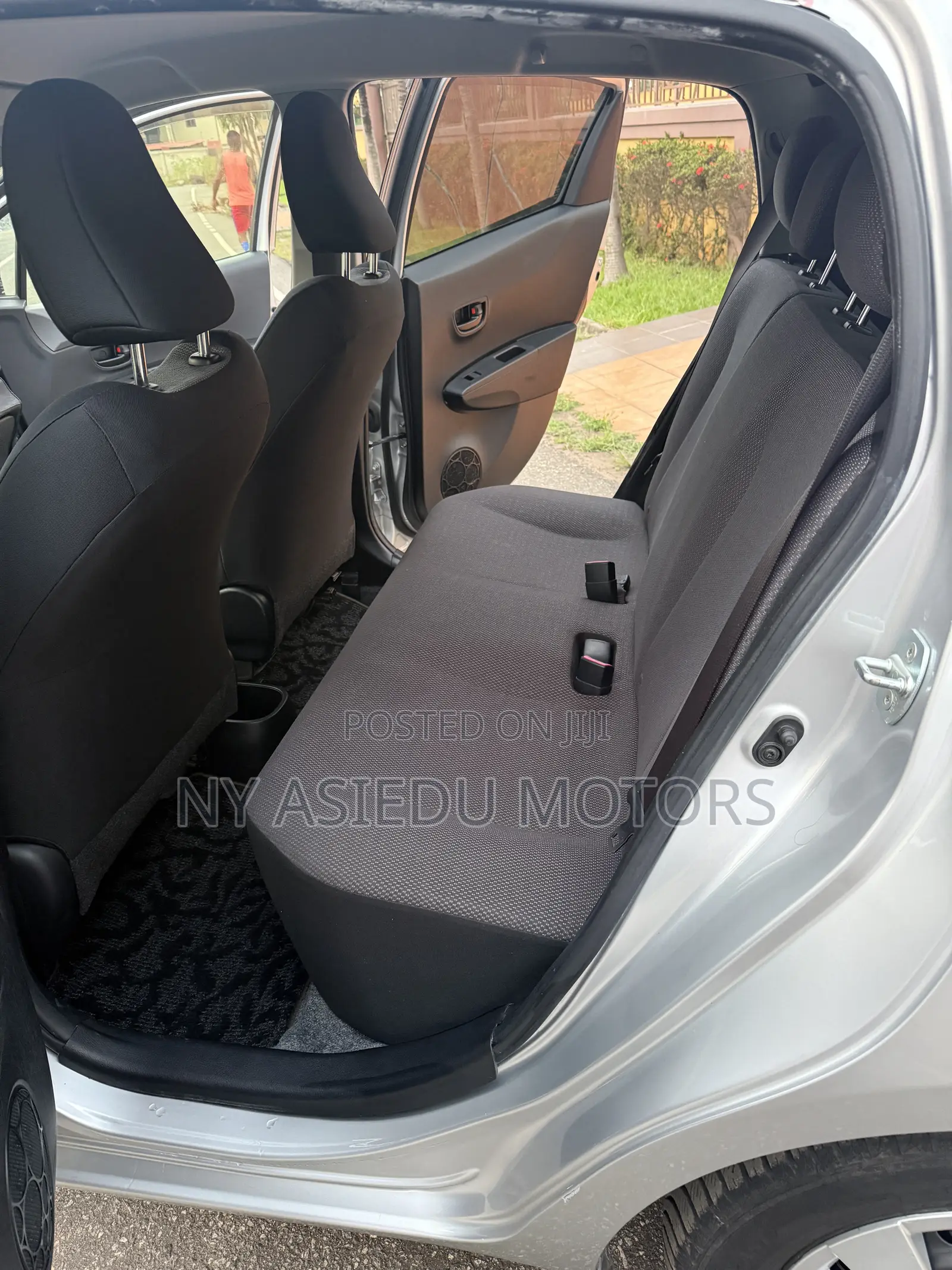 Toyota Vitz 1.3 FWD 5dr 2013 Silver
