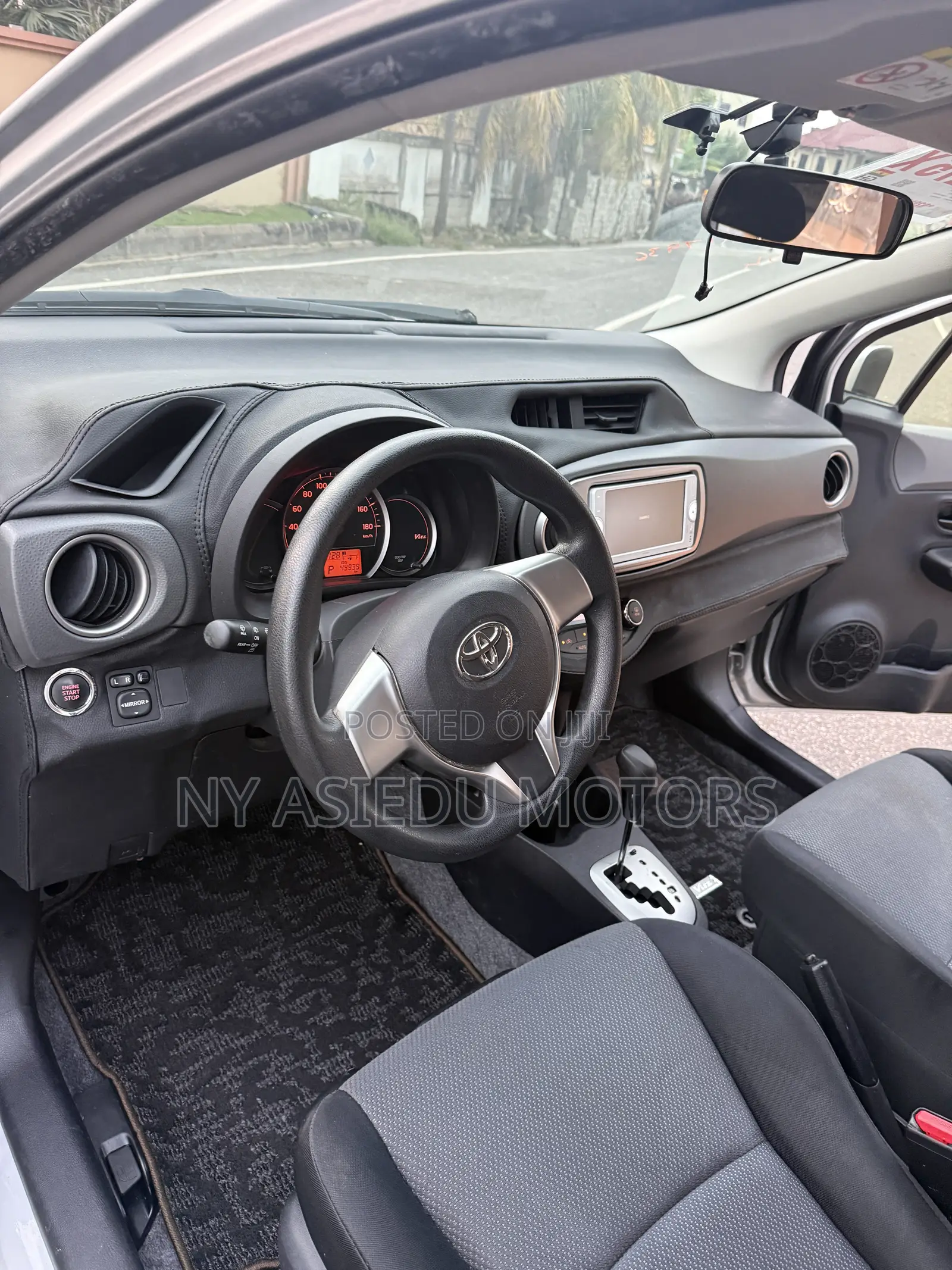 Toyota Vitz 1.3 FWD 5dr 2013 Silver
