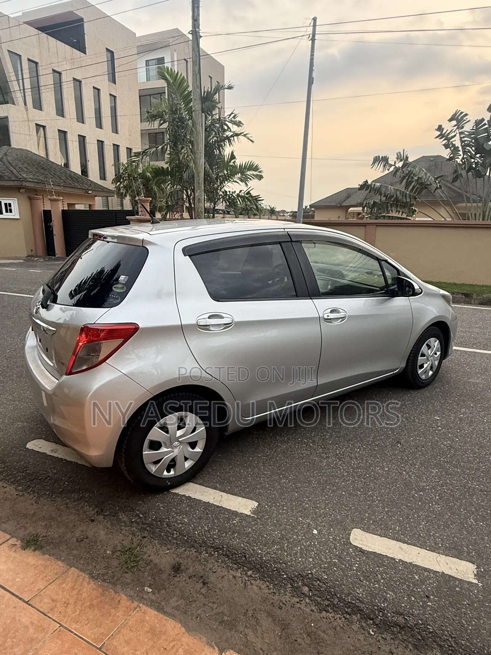Toyota Vitz 1.3 FWD 5dr 2013 Silver