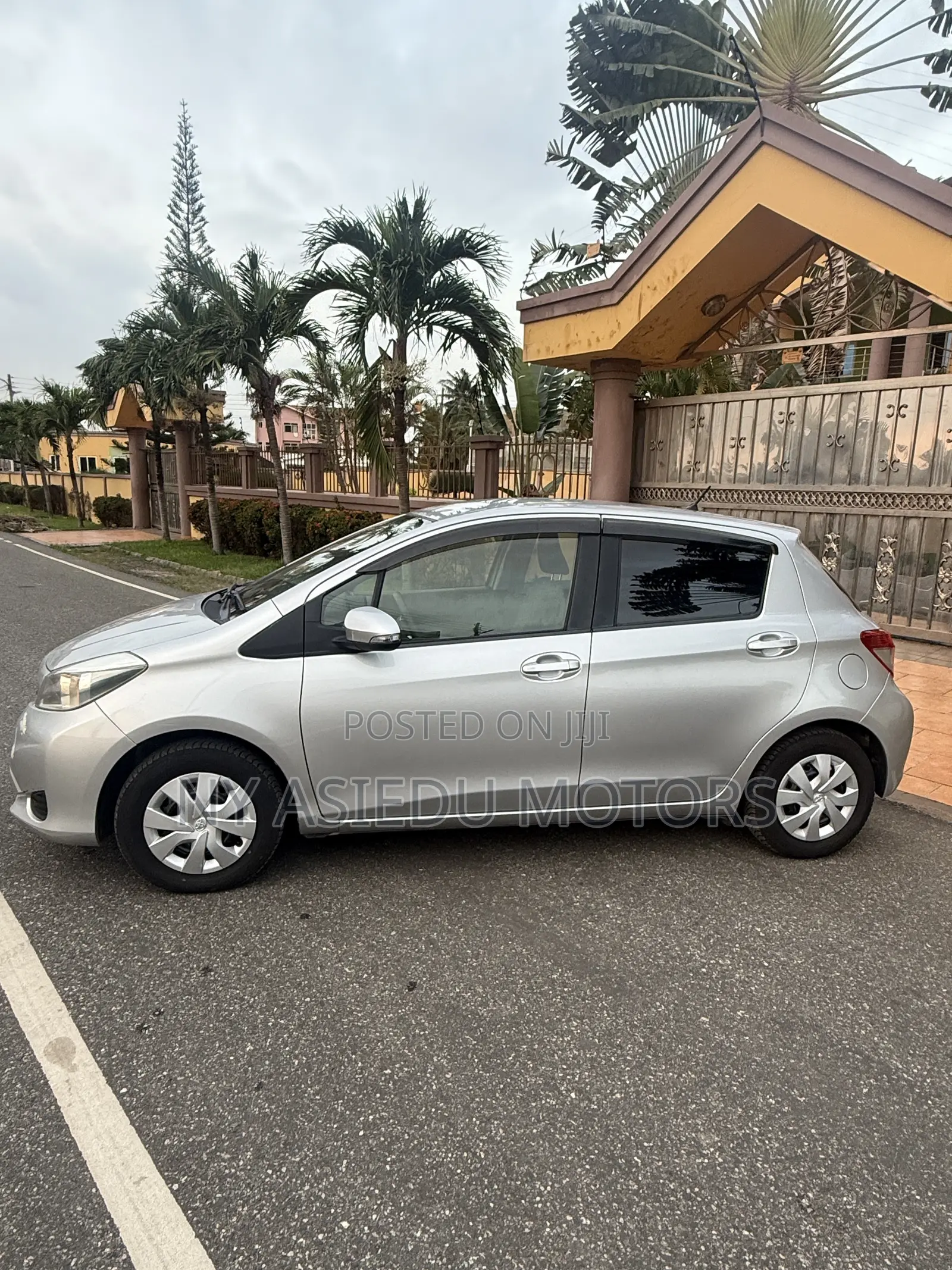 Toyota Vitz 1.3 FWD 5dr 2013 Silver