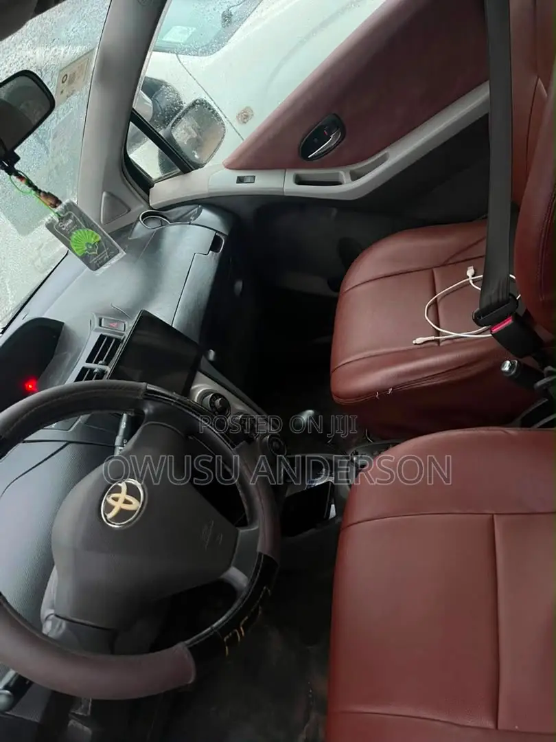 Toyota Vitz 2010 Black