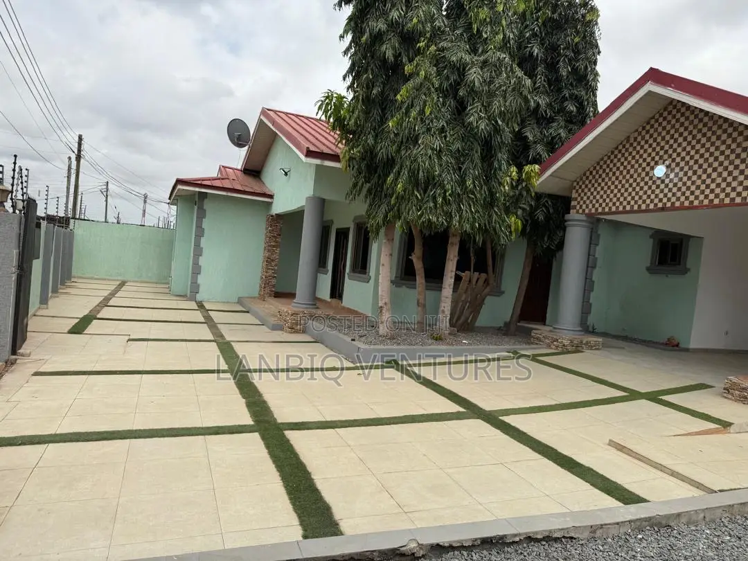 5bdrm House in Ashaley Botwe for sale