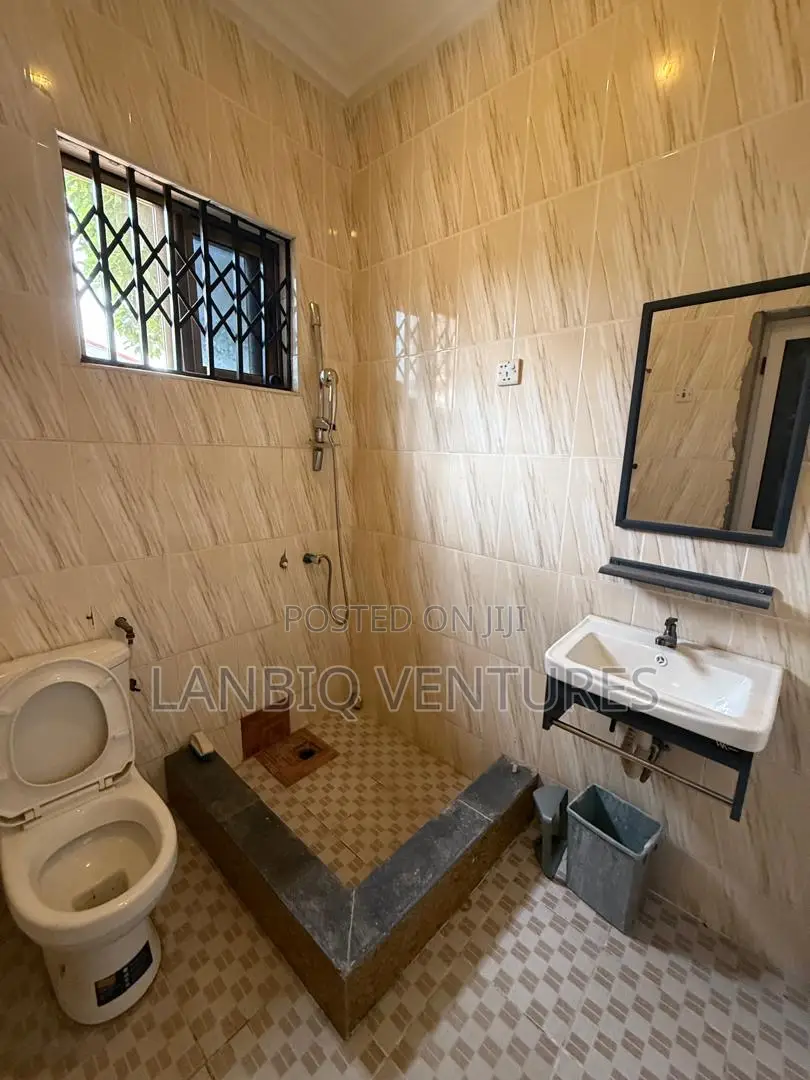5bdrm House in Ashaley Botwe for sale