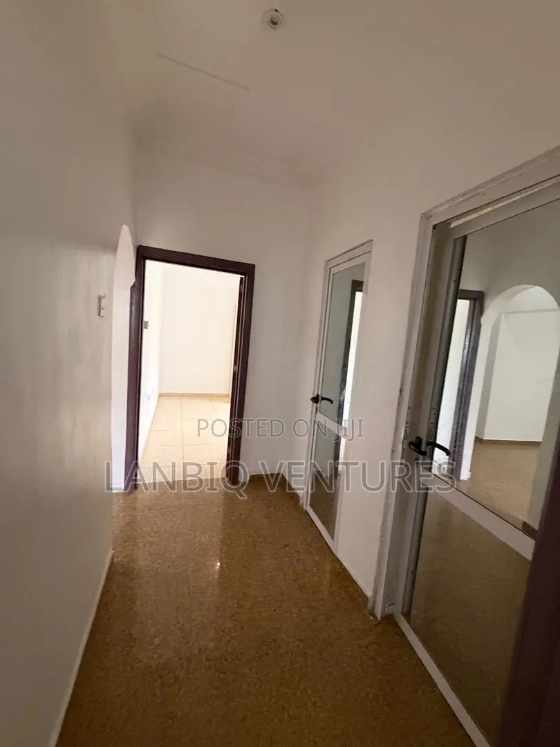 5bdrm House in Ashaley Botwe for sale