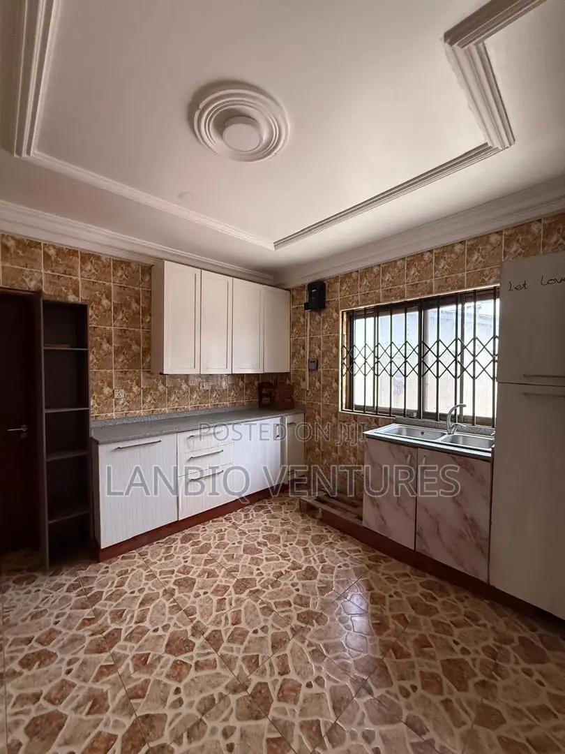5bdrm House in Ashaley Botwe for sale