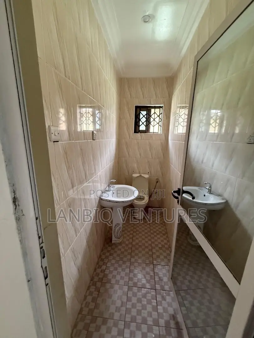 5bdrm House in Ashaley Botwe for sale