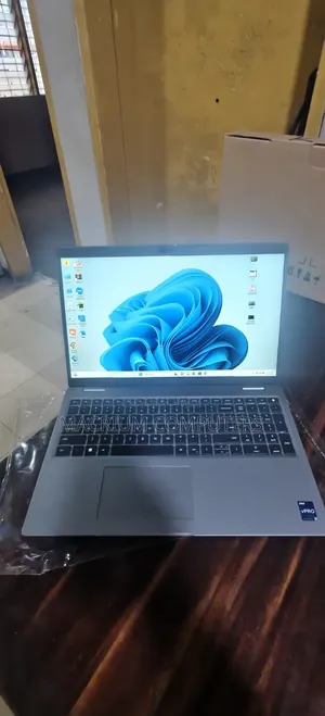 New Laptop Dell Precision 3580 16GB Intel Core i7 SSD 512GB