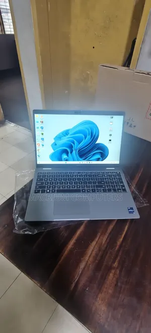 New Laptop Dell Precision 3580 16GB Intel Core i7 SSD 512GB