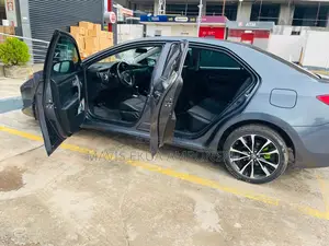 Toyota Corolla SE 4dr Sedan (1.8L 4cyl CVT) 2017 Gray