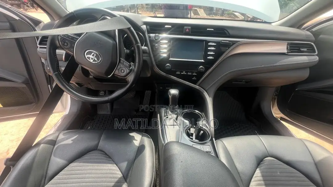 Toyota Camry SE FWD 2020 White