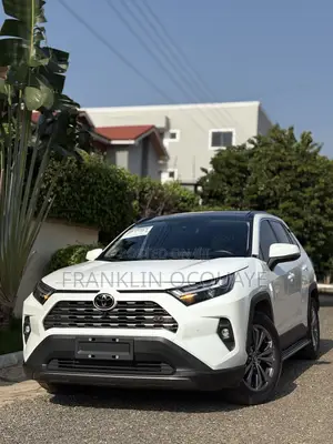 Toyota RAV4 XLE FWD 2023 White