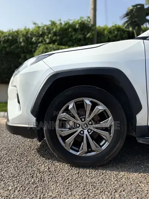 Toyota RAV4 XLE FWD 2023 White