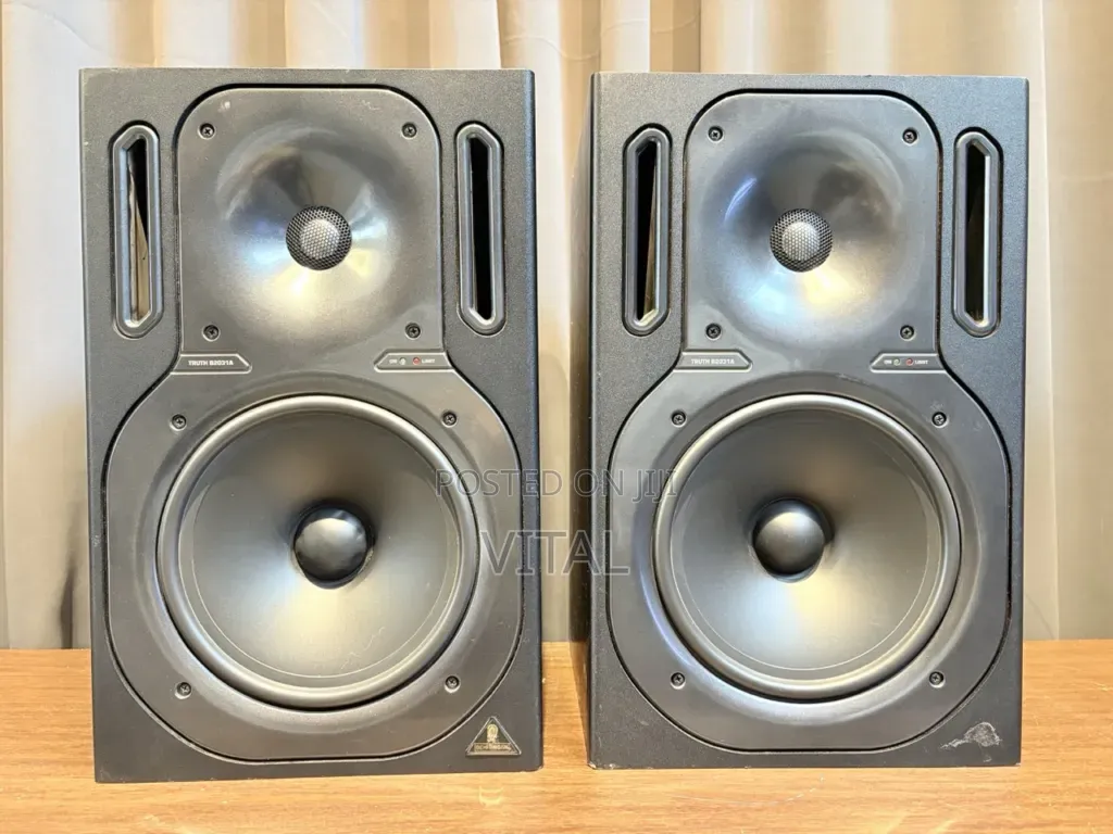 Behringer Truth B2031