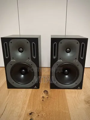 Behringer Truth B2031
