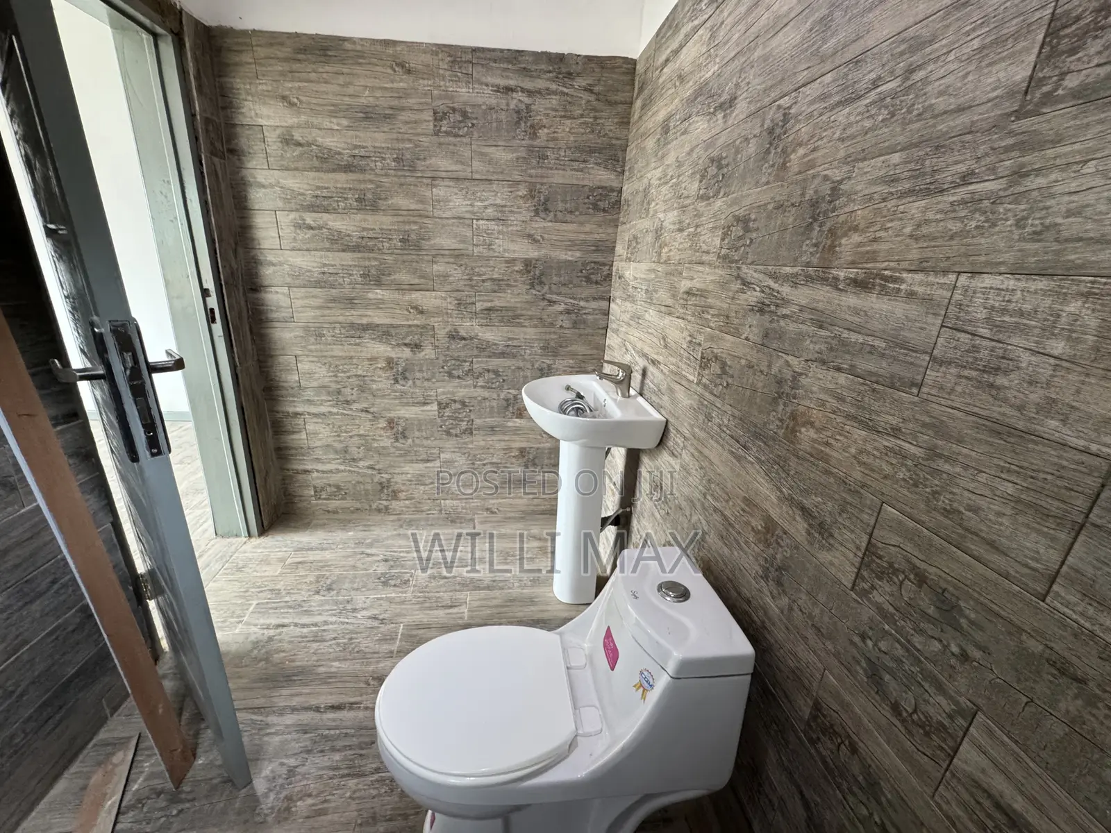 3bdrm Bungalow in Amrahia, Adenta for rent