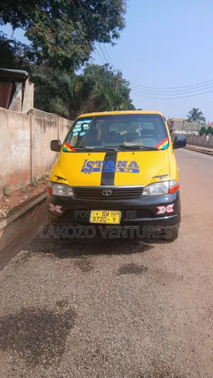 Toyota HiAce 2010 Yellow