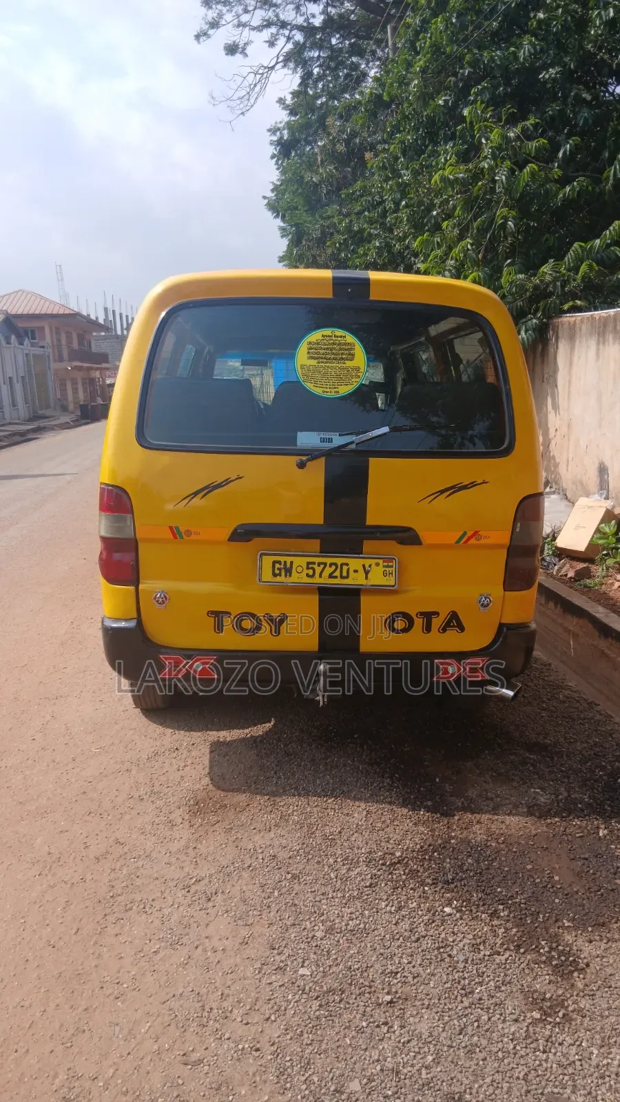 Toyota HiAce 2010 Yellow