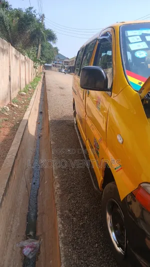 Toyota HiAce 2010 Yellow