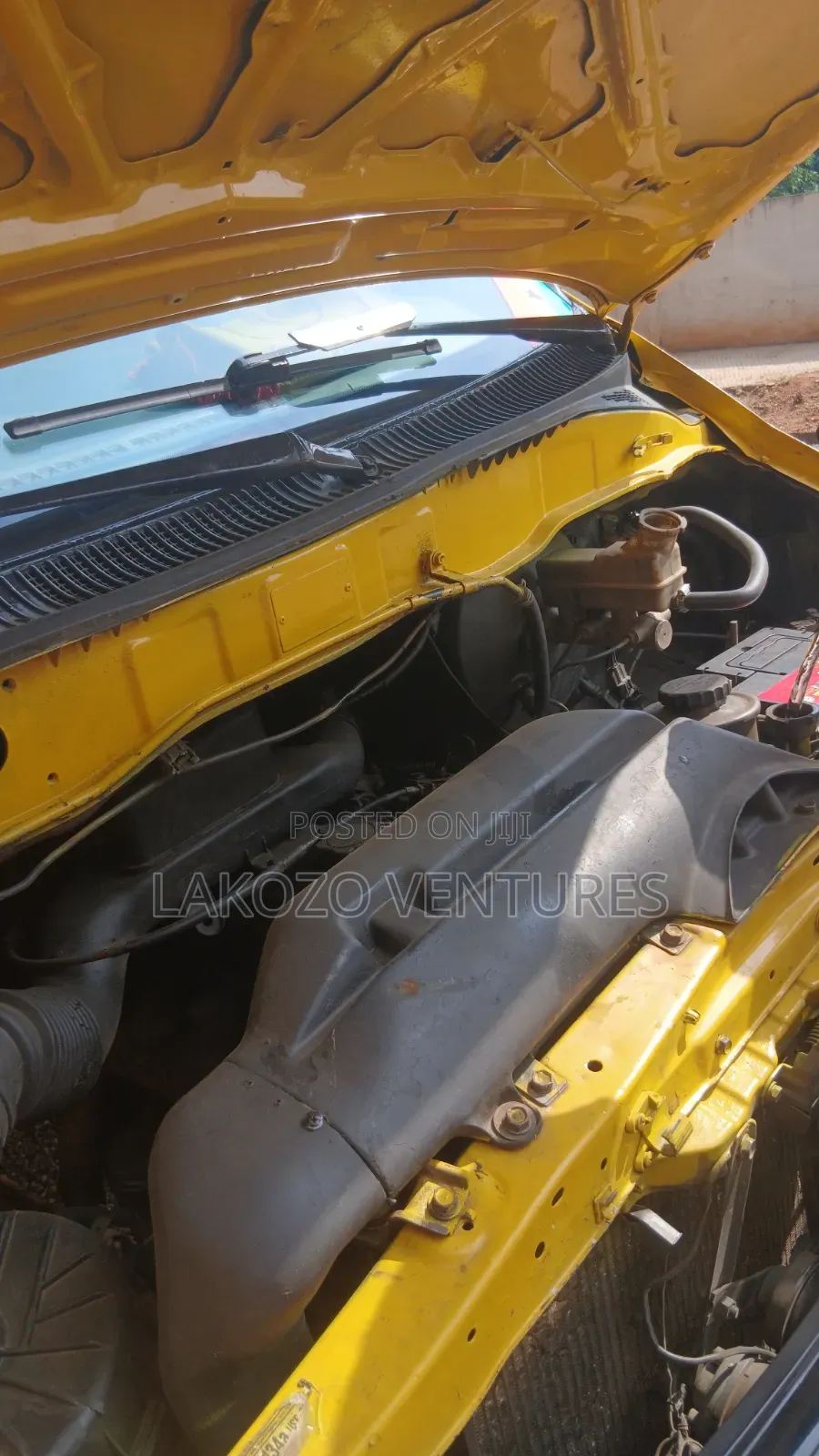 Toyota HiAce 2010 Yellow