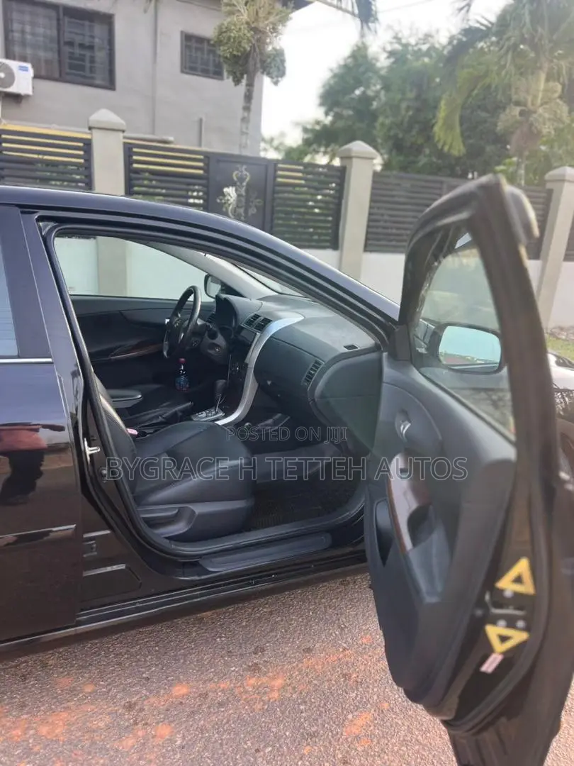 Toyota Corolla LE Special Edition 4dr Sedan (1.8L 4cyl 4A) 2013 Black