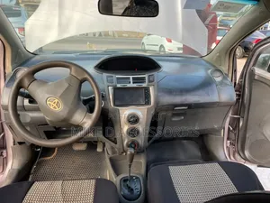 Toyota Vitz 2011 Silver