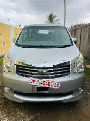 Toyota Noah 2.0 143hp AWD (8 Seater) 2010 Gray