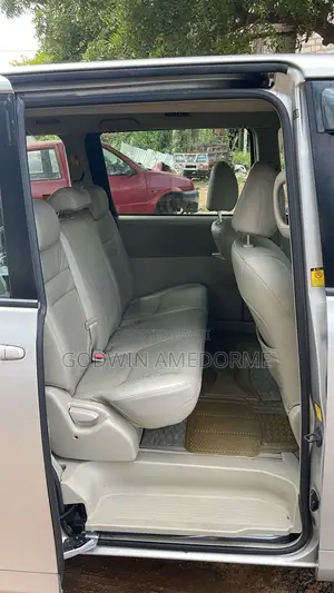 Toyota Noah 2.0 143hp AWD (8 Seater) 2010 Gray
