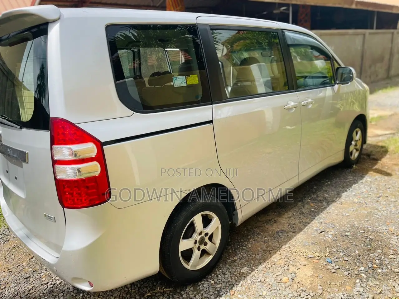 Toyota Noah 2.0 143hp AWD (8 Seater) 2010 Gray