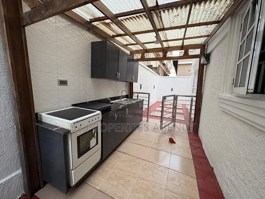 Furnished 6bdrm Mansion in B2 Properties Agency, Kumasi Metropolitan