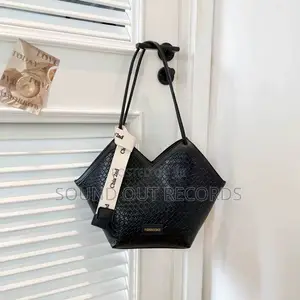 Chia-2nd v-Shaped Hand Bag