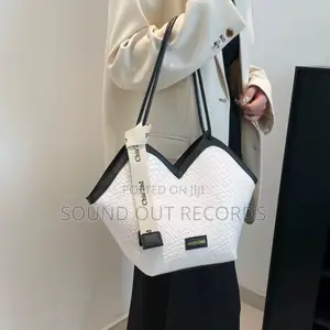 Chia-2nd v-Shaped Hand Bag