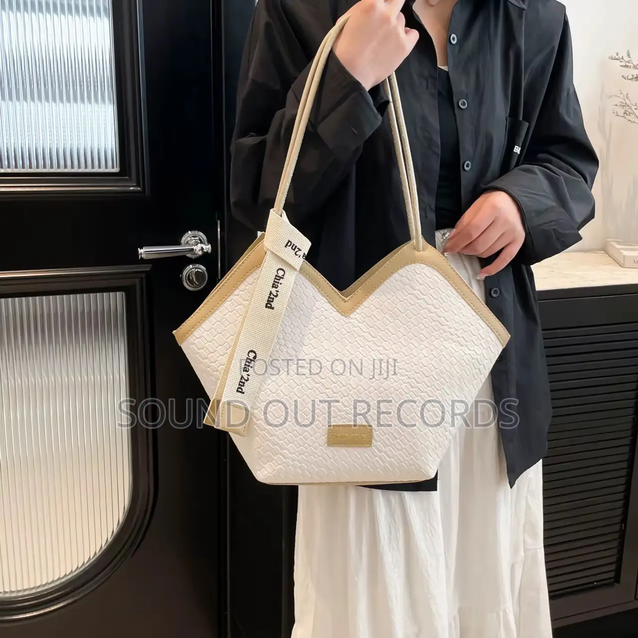 Chia-2nd v-Shaped Hand Bag