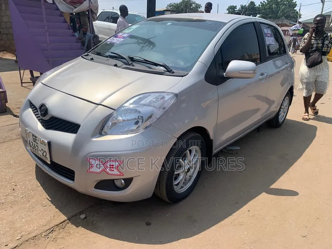 Toyota Vitz 1.3 FWD 3dr 2010 Silver