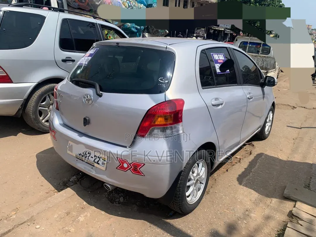 Toyota Vitz 1.3 FWD 3dr 2010 Silver