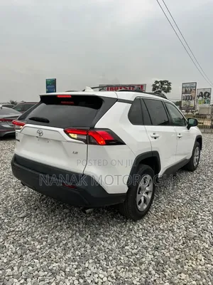 Toyota RAV4 LE 2021 White