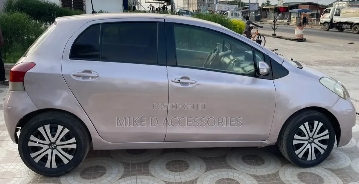 Toyota Vitz 2011 Silver