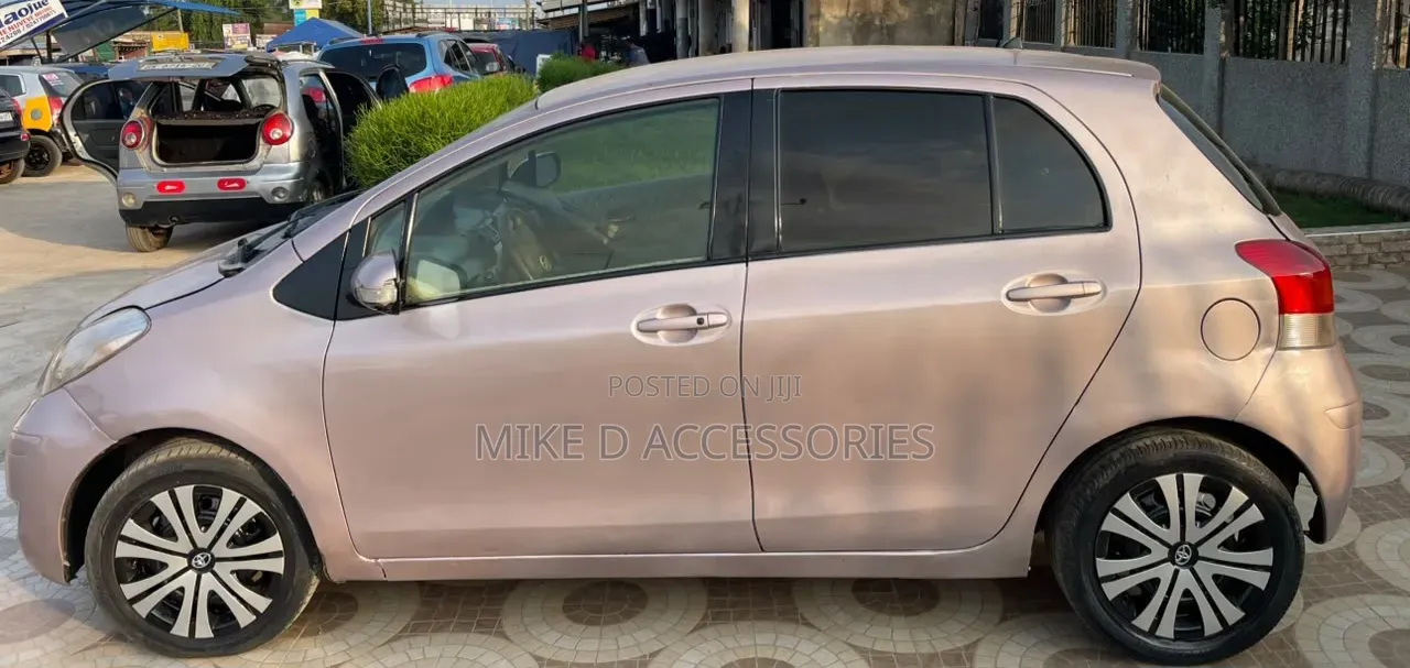 Toyota Vitz 2011 Silver