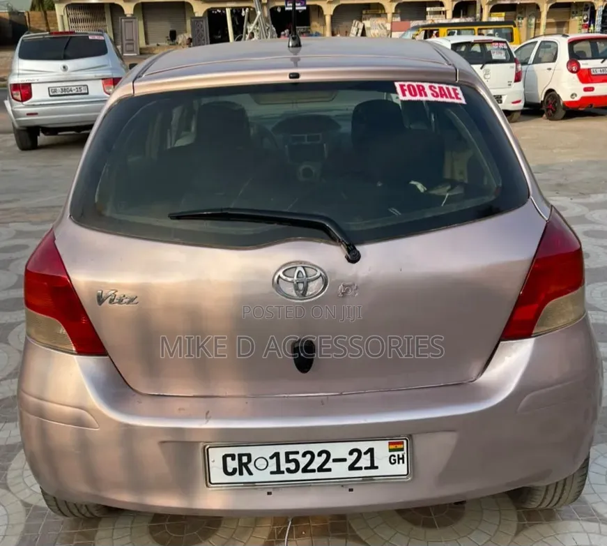 Toyota Vitz 2011 Silver