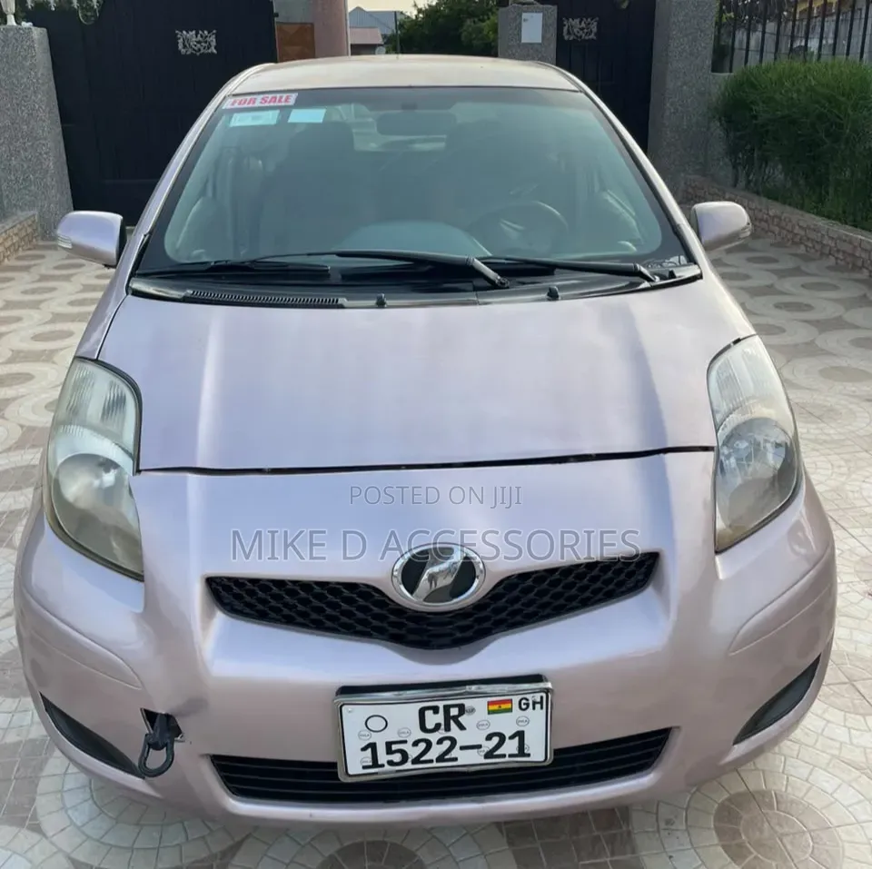 Toyota Vitz 2011 Silver