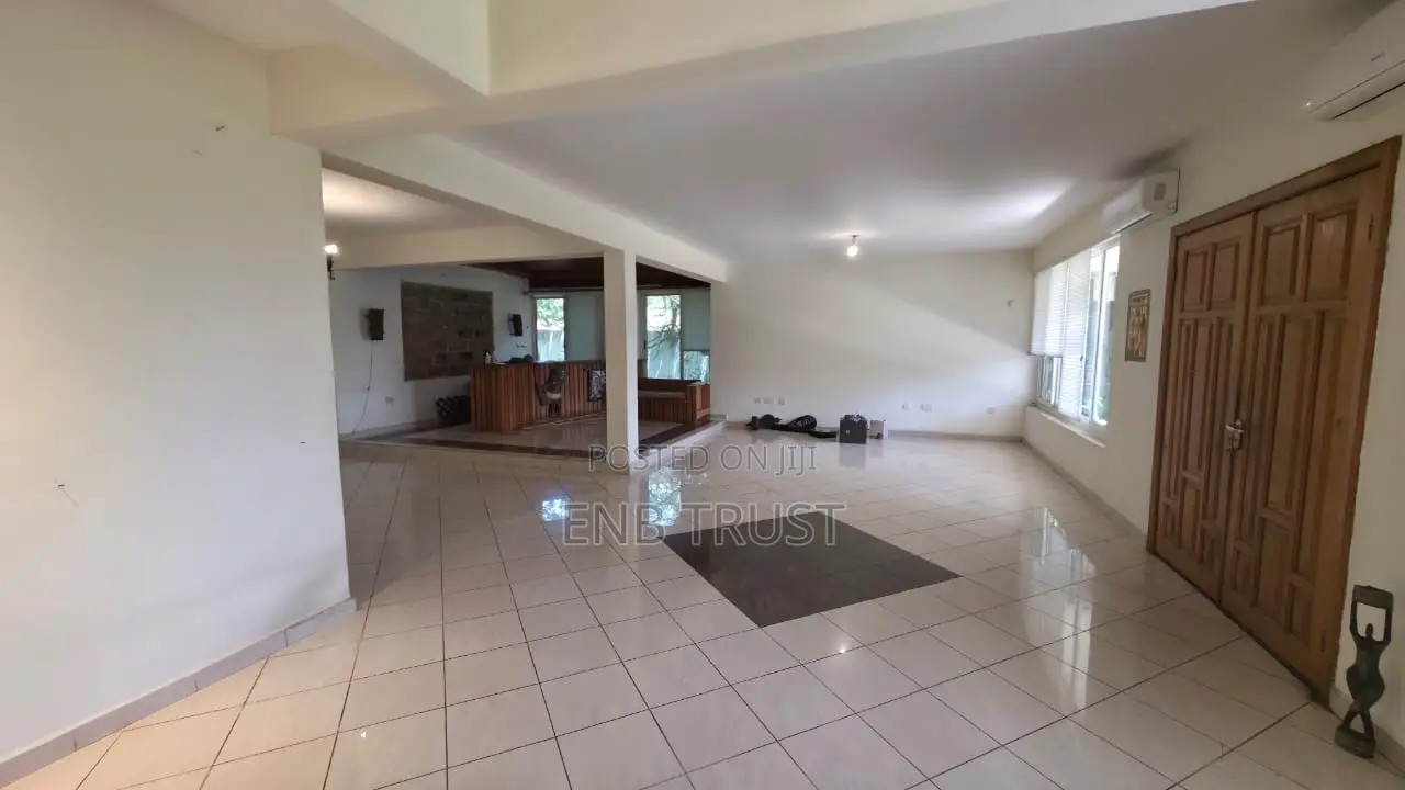 9bdrm Duplex in Airport Residential for rent
