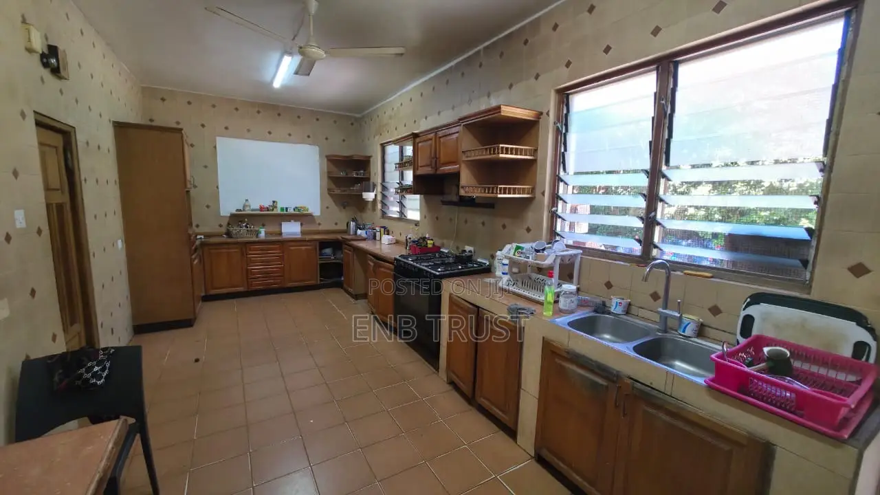 9bdrm Duplex in Airport Residential for rent