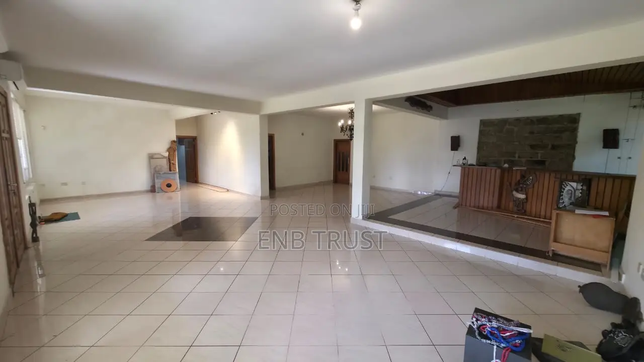 9bdrm Duplex in Airport Residential for rent