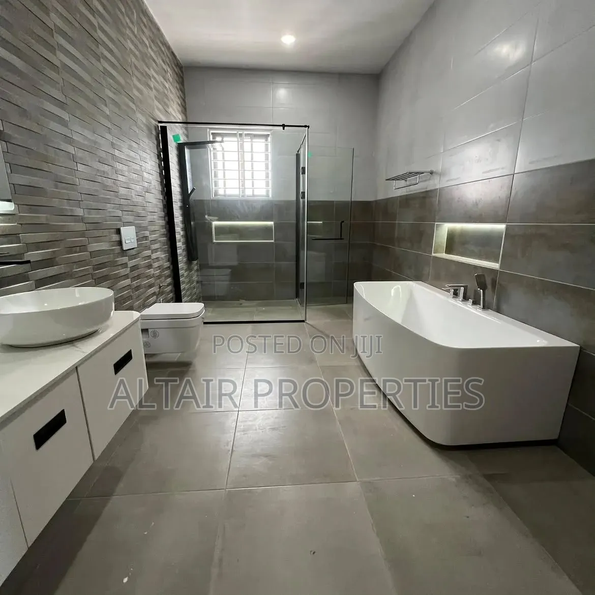 4bdrm House in Sakumono, Accra Metropolitan for sale