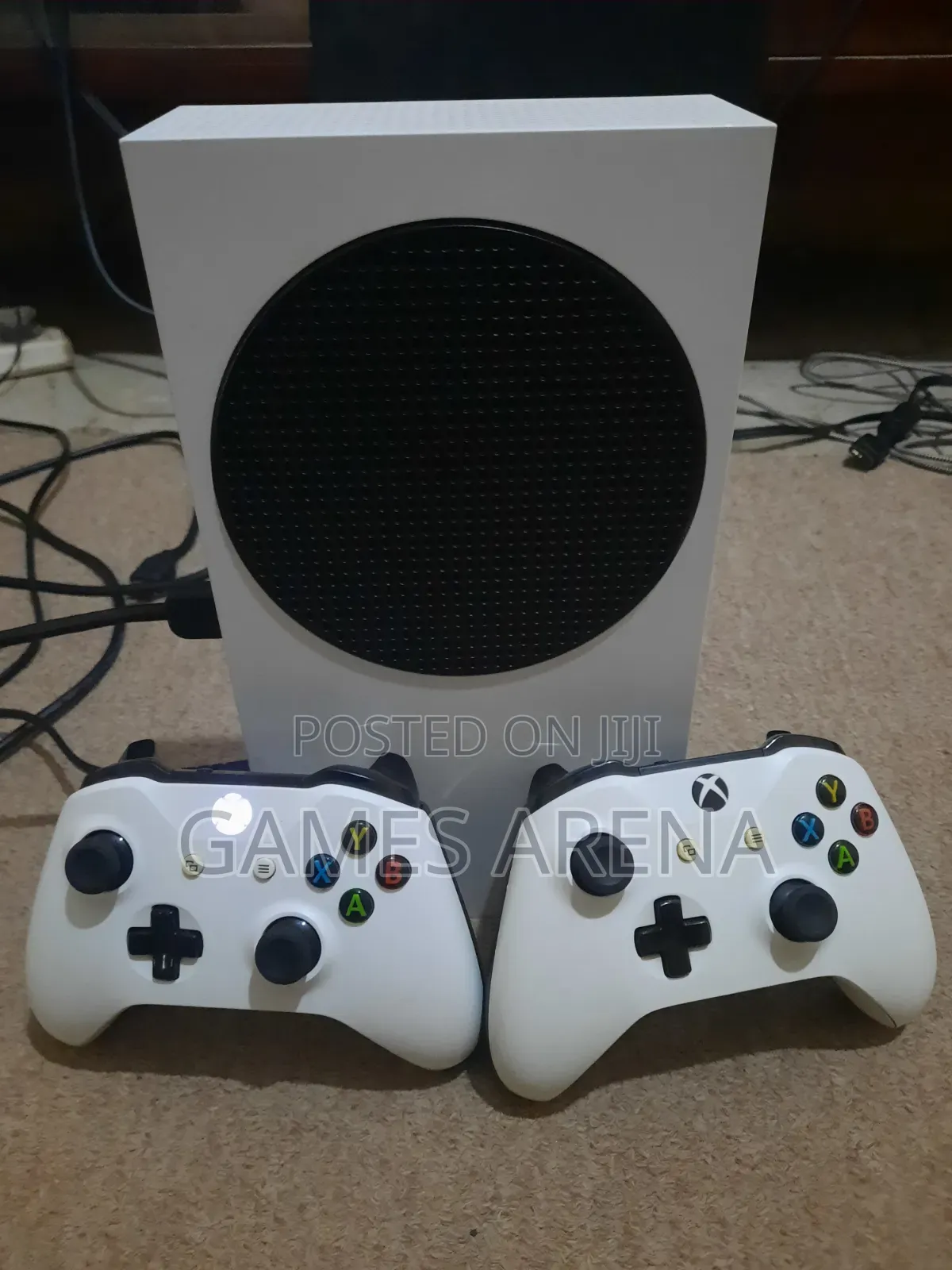 Xbox Series S + 4 Games + 2 Controllers