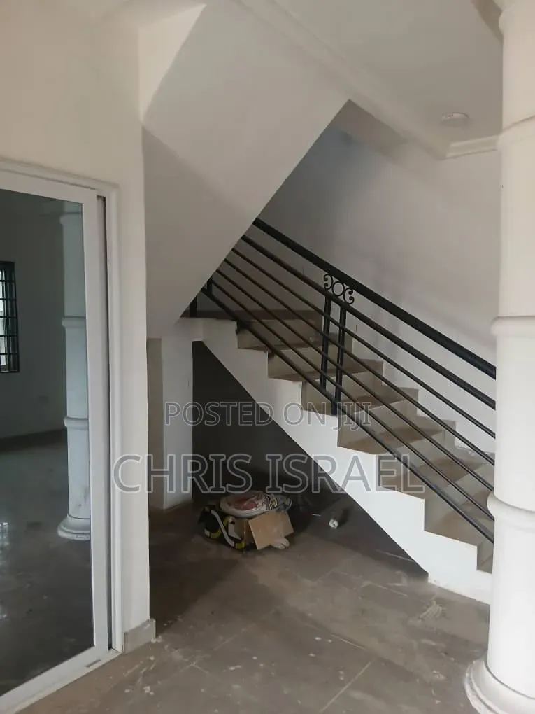 3bdrm Bungalow in Oyibi Benarpat, Police Station for rent