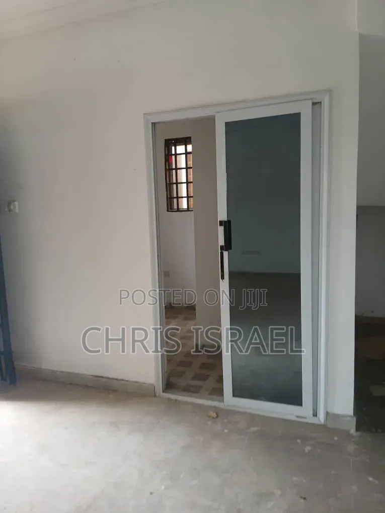 3bdrm Bungalow in Oyibi Benarpat, Police Station for rent