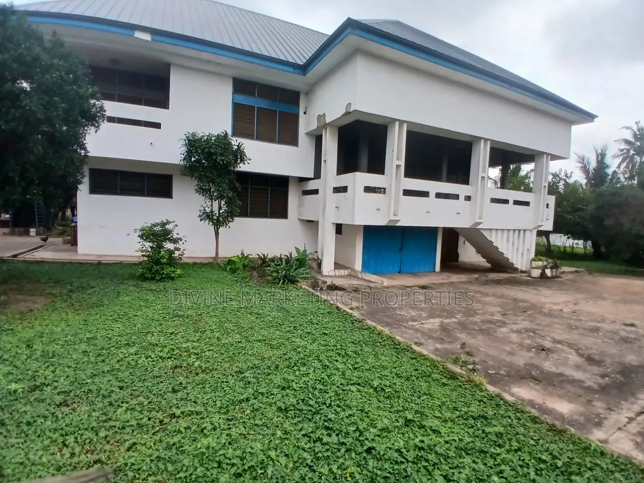 5bdrm House in Maame Dokono Area for sale